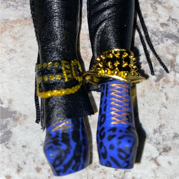 LOL Surprise OMG Remix Super Surprise Doll Ferocious/ Rock Band - Picture 6 of 9